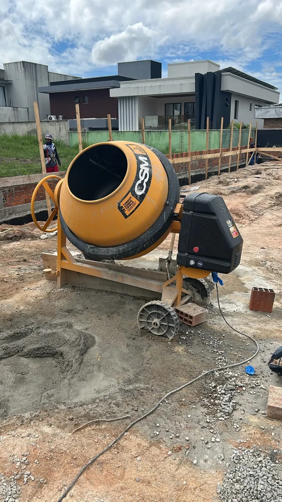 Betoneira CSM 400L - Seminova