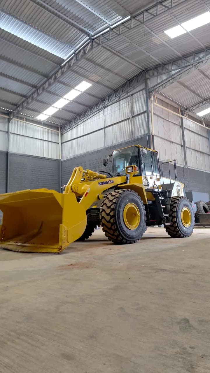 PÁ CARREGADEIRA KOMATSU WA380 - LOCAÇÃO DE MÁQUINAS PESADAS