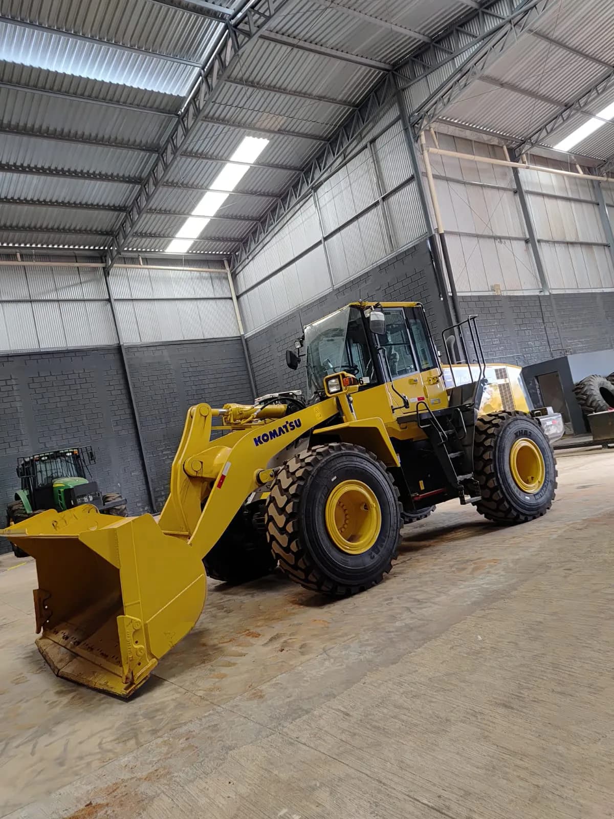 PÁ CARREGADEIRA KOMATSU WA380 - LOCAÇÃO DE MÁQUINAS PESADAS - Imagem 2
